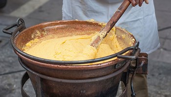 Polenta nel paiolo La Storia di gusti autentici in Valle d'Aosta