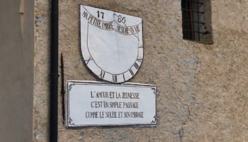 Particolare all'esterno della Cappella di Blavy Roisan: un viaggio nella storia